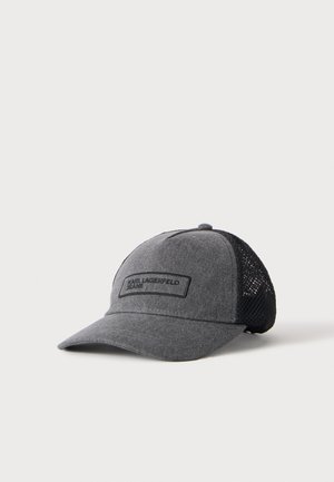 Grijs en zwart mesh baseballpetje met een gebogen klep en een rechthoekig patchlabel op het voorpaneel.