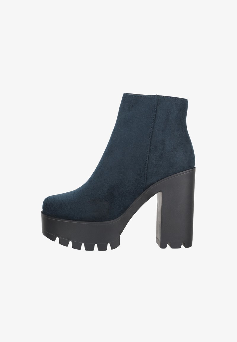 Botas de tobillo de ante azul oscuro con una plataforma negra gruesa y un alto tacón cuadrado, con un acabado suave y puntera redondeada.