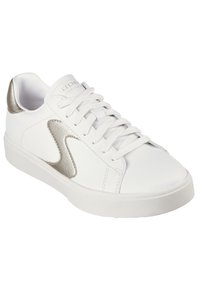 Zapatilla blanca con parte superior de cuero liso, cierre de cordones, acento metálico dorado en el talón y suela de goma blanca texturizada.
