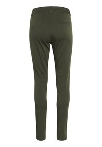 Slim-fit hlače u tamno zelenoj boji. Izrađene od mekog materijala, s dva stražnja džepa i uskim rubom za moderni izgled.