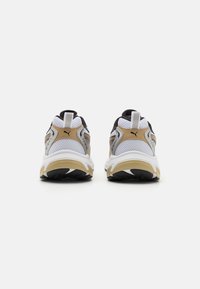 Puma MORPHIC - Tekaški copati za cesto - white/prairie tan/silver