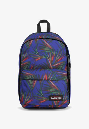 Mochila de poliéster azul con un colorido patrón de hojas, bolsillo frontal, asa en la parte superior y detalles de cremallera negra. Logo de EASTPAK visible.