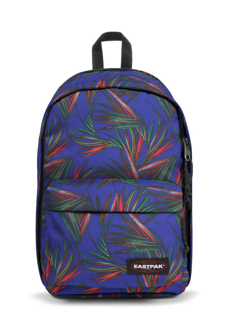 Mochila de poliéster azul con un colorido patrón de hojas, bolsillo frontal, asa en la parte superior y detalles de cremallera negra. Logo de EASTPAK visible.