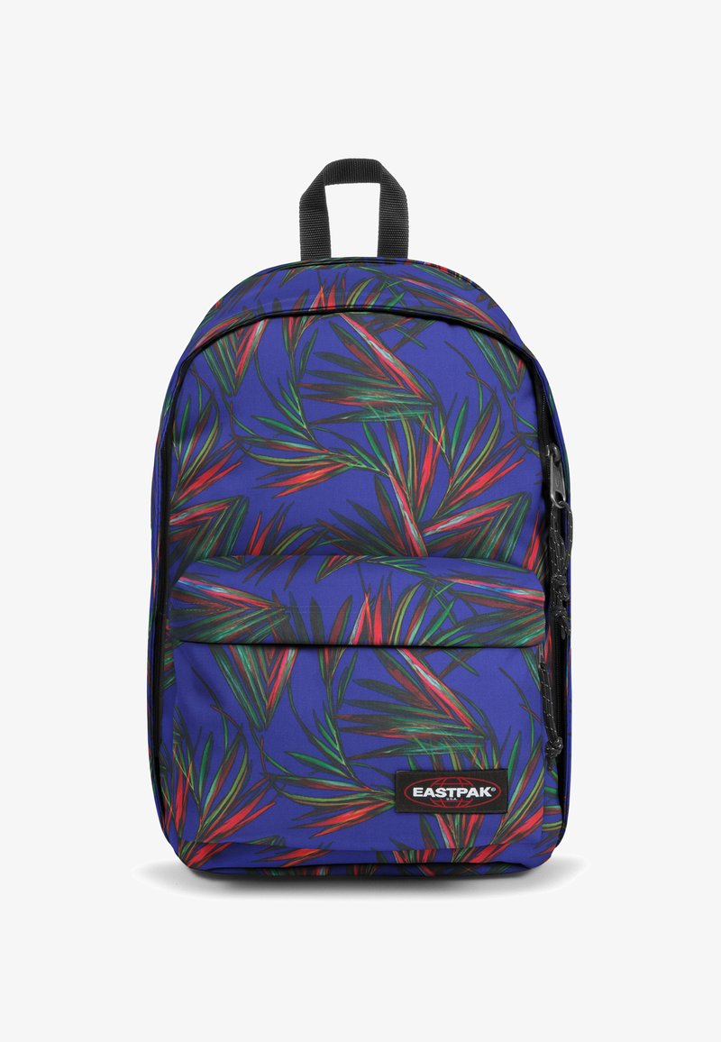 Mochila de poliéster azul con un colorido patrón de hojas, bolsillo frontal, asa en la parte superior y detalles de cremallera negra. Logo de EASTPAK visible.