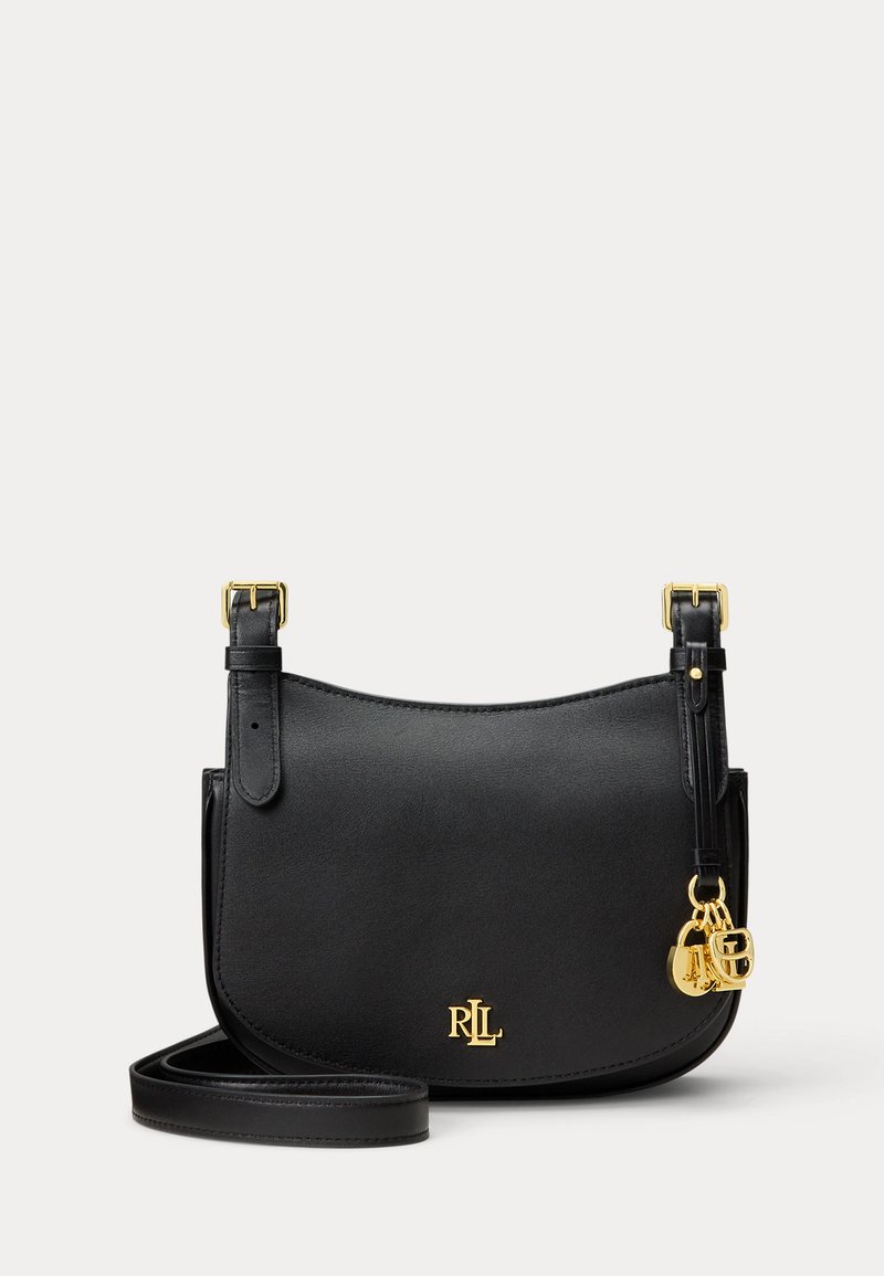 Μαύρη δερμάτινη τσάντα crossbody με ρυθμιζόμενους ιμάντες, χρυσαφένιο λογότυπο RL και διακοσμητικά κρεμαστά στο πλάι.