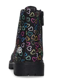 Schwarzer Knöchelschuh mit einem mehrfarbigen Herzmuster, glatter Textur und einem seitlichen Reißverschluss. Robuste Gummisohle für Grip und Haltbarkeit.