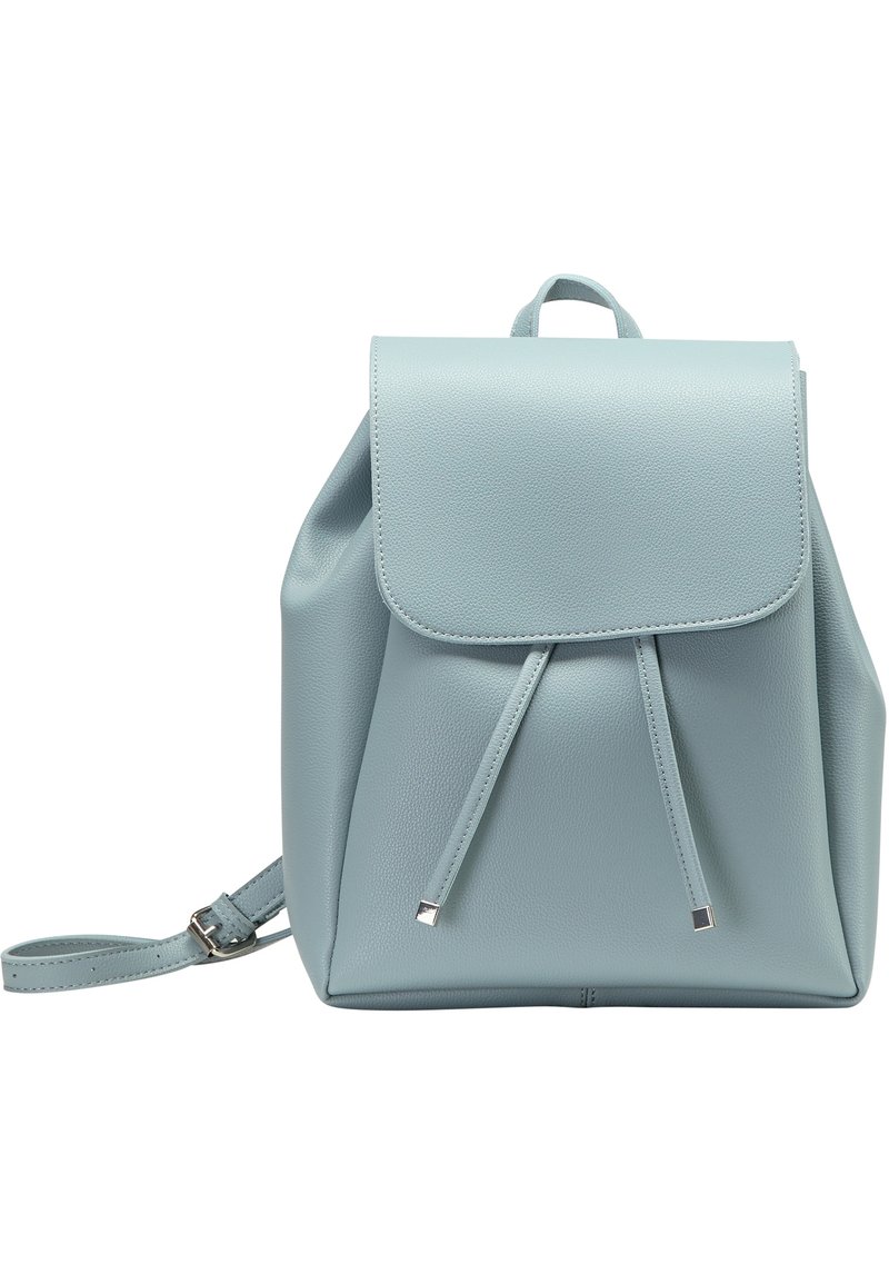 Sac à dos en faux cuir bleu clair avec un rabat, un détail à cordon de serrage, une sangle ajustable et des accents en ton argent. Texture lisse.