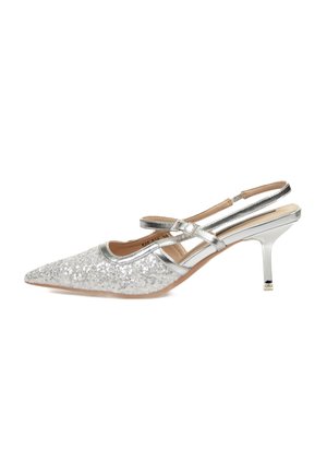 Zapato slingback de purpurina plateada con punta afilada, acentos metálicos, tacón de aguja bajo y diseño entrecruzado en la parte superior.