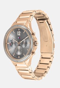 Reloj de acero inoxidable en color oro rosa que presenta una caja redonda, una esfera gris texturizada, tres subesferas y una pulsera de eslabones con acabado pulido.