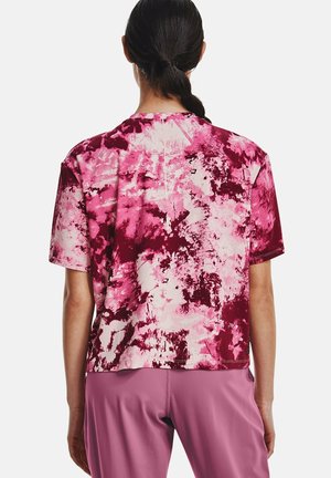 Camiseta de manga corta en un patrón de tie-dye en tonos rosa y burdeos, con un corte relajado y tela suave, con un escote redondo y sin logotipos visibles.