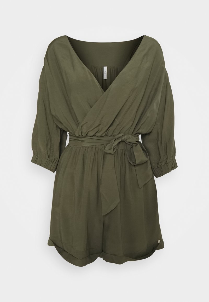 Robe portefeuille vert olive avec manches trois-quarts, taille élastique, ceinture à nouer et ourlet arrondi sur fond blanc.