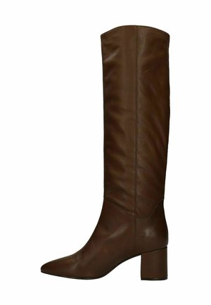Botte en cuir marron haut jusqu'au genou avec un bout pointu, un talon carré et une texture légèrement froncée le long de la tige. Fini lisse et détails minimalistes.