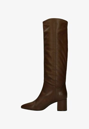 Botte en cuir marron haut jusqu'au genou avec un bout pointu, un talon carré et une texture légèrement froncée le long de la tige. Fini lisse et détails minimalistes.