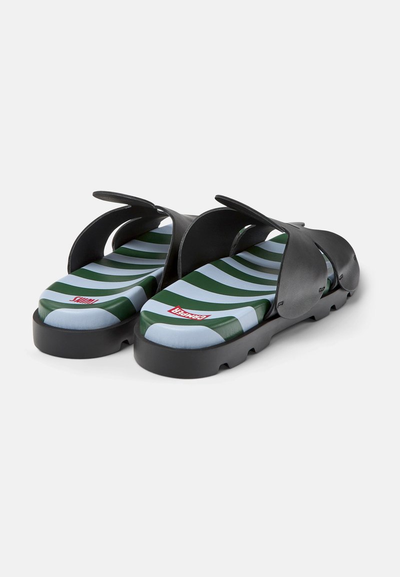 Schwarze Gummisandalen mit einem breiten Riemendesign und strukturiertem Fußbett. Die Innensohle ist mit grünen und blauen Streifen sowie einem roten Markenlogo versehen.