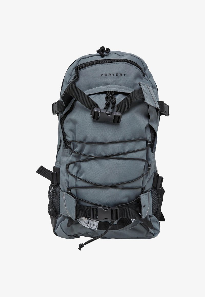 Sac à dos en nylon gris avec des bretelles noires réglables, plusieurs compartiments, un détail de cordon élastique à l'avant et des poches latérales en mesh.