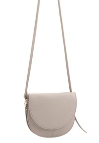 Beige leren crossbody tas met een gebogen klep en verstelbare schouderband, voorzien van een kleine metalen sluiting aan de zijkant.