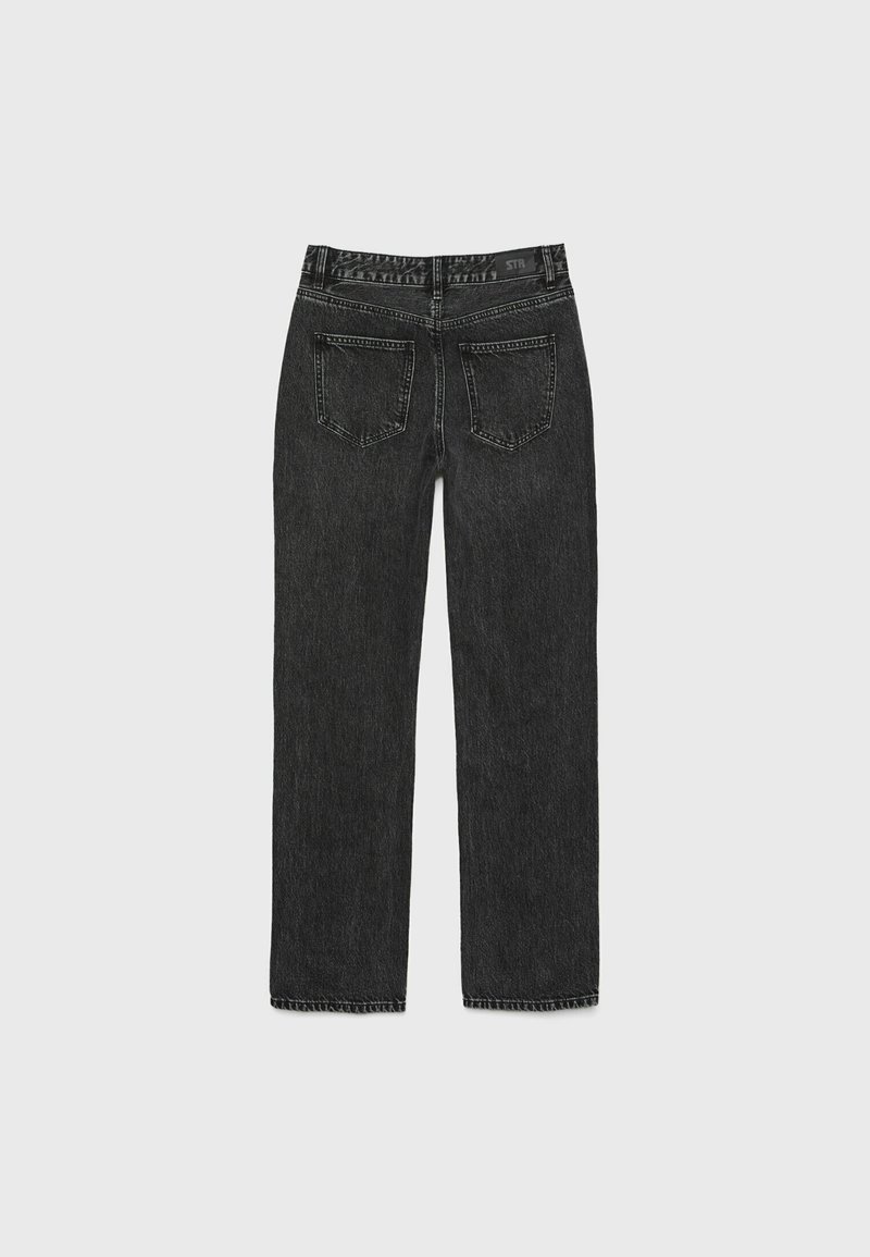 Jeans in denim nero con taglio dritto, cinque tasche e una cintura con il logo del marchio. Il tessuto presenta una texture sottile.