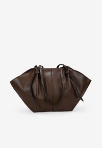 Bolso tote de cuero marrón con forma estructurada, que presenta acentos negros y un cierre de cordón para un acceso fácil y estilo.