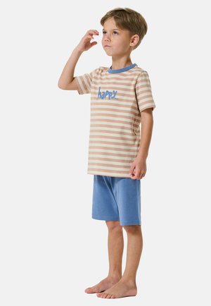 Gestreiftes beige und weißes T-Shirt mit blauer "happy" Schrift, kombiniert mit blauen Shorts. Das Outfit besteht aus einem weichen, leichten Stoff.