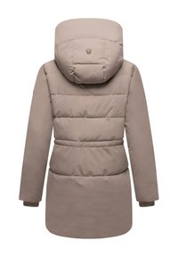 Beige prešívaný kabát s kapucňou, s horizontálnymi švami, s úzkym pásom a rebrovanými manžetami. Hladký, vodeodolný exteriér.