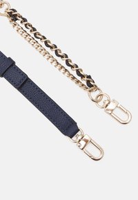 Námořnická modrá strukturovaná kožená páska se zlatými detaily, zahrnuje propletený zlatý řetěz, s dvěma klipovými zapínáními na každém konci.