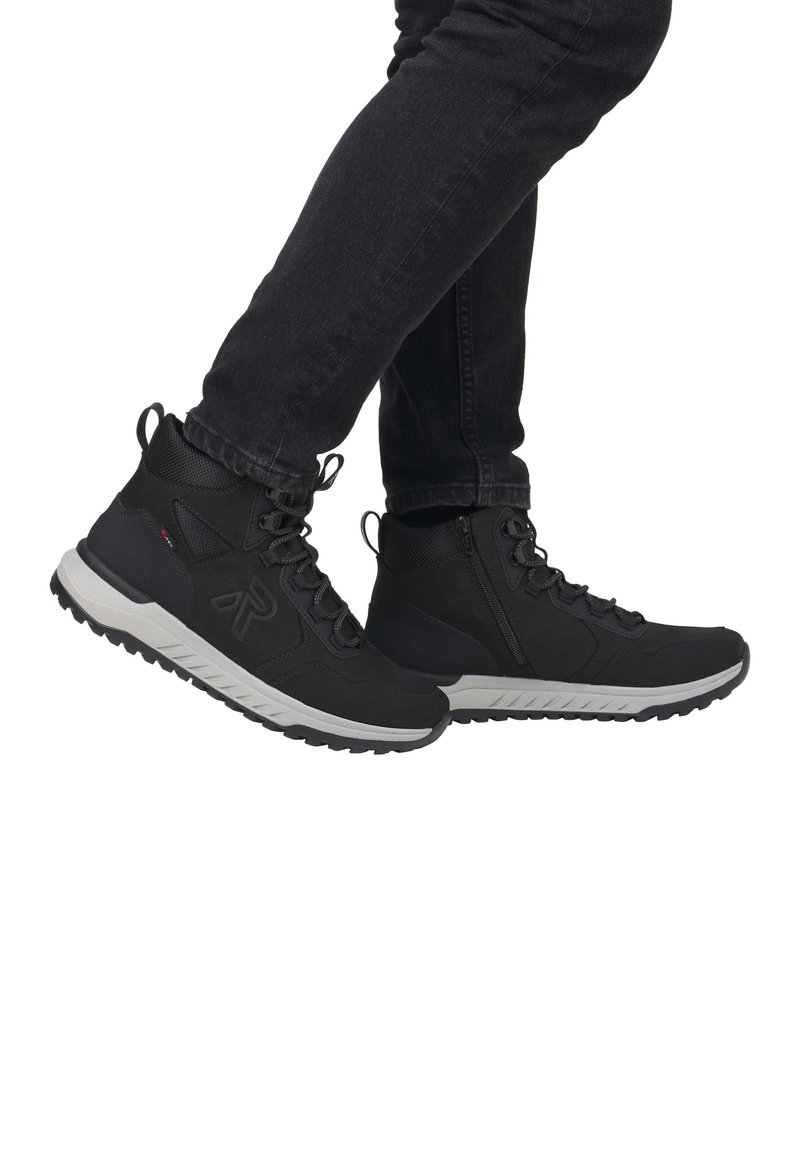 Czarne półwysokie buty trekkingowe z szarym spodem, z teksturowaną cholewką, z zapięciem na sznurowadła oraz bocznym zamkiem. Trwała i uniwersalna konstrukcja.