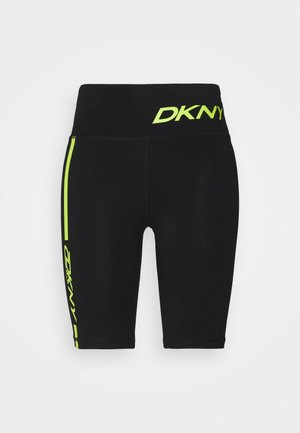 Schwarze sportliche Shorts bis zur Mitte des Oberschenkels mit neon-gelbem DKNY-Logo am Bund und vertikalem Streifen mit Logo am linken Bein.