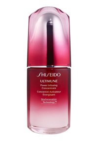 Shiseido ULTIMUNE Power Infusing Concentrate i en gradient pink glasflaske med en metallisk sølvhætte og prægede bogstaver.