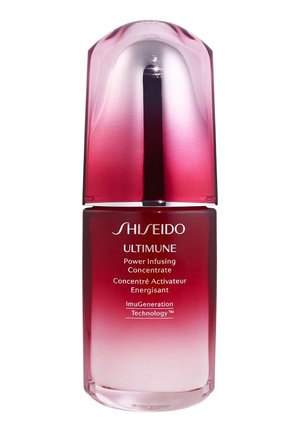 Shiseido ULTIMUNE Power Infusing Concentrate i en flaska i gradient rosa glas med ett metalliskt silverlock och präglad text.