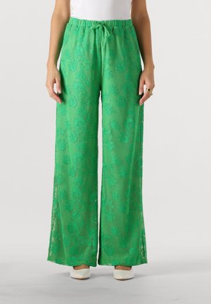Groene wijde broek met een bloemenkantpatroon, voorzien van een elastische tailleband en een koord. Gemaakt van lichte, gestructureerde stof.