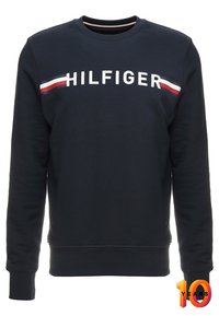 Sudadera azul marino con mangas largas. Cuenta con un logo blanco "HILFIGER" y rayas horizontales rojas y blancas en el pecho. Textura suave.
