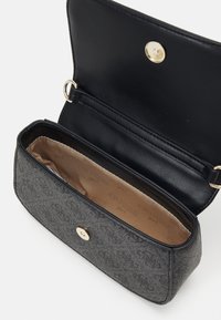 Svart syntetisk skinn og grått stoff bag med magnetisk klaffelukking, med beige innredning og detaljer i gullfarge.
