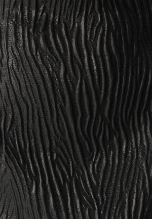 Schwarzer Stoff mit einem strukturierten Muster aus vertikalen Wellen und subtiler Schattierung, das Tiefe und Dimension in einem glatten Finish betont.