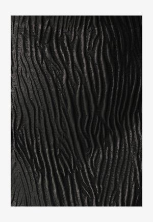 Zwarte stof met een textuurpatroon van verticale golven en een subtiele glans, die diepte en dimensie benadrukt in een gladde afwerking.