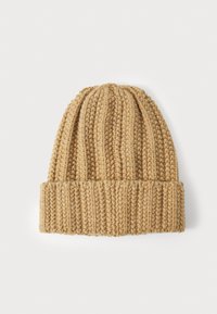 Gebreide beanie in warm beige, met een geribbelde textuur en een omgeslagen rand aan de onderkant. Zacht materiaal met een strakke pasvorm.