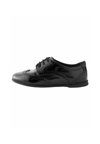 Zwarte lakleren oxford schoen met geperforeerde details, ronde neus, zes gaatjes voor veters, en een lage, platte rubberen zool.