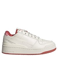 Vita sneakers med en texturerad yta, med en slät läderöverkonstruktion, en röd hälaccent och en tjock gummisula med en rosa ton.