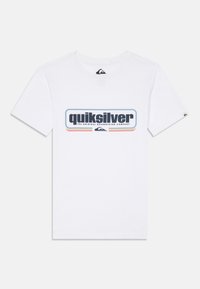 Bílý bavlněný tričko s modro-červeným logem Quiksilver na přední straně. Klasický kulatý výstřih a krátké rukávy.