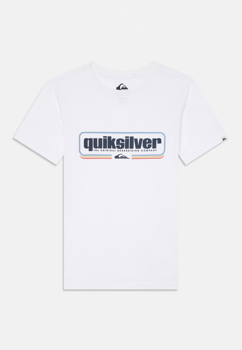 Balts kokvilnas T-krekls ar zilu un sarkanu Quiksilver logo uz priekša. Klasisks apaļais izgriezums un īsās piedurknes.