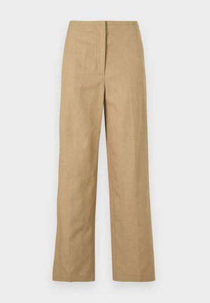 Beżowe spodnie o prostym kroju z płaskim przodem, bocznymi kieszeniami i gładkim, lekkim materiałem. Brak widocznych wzorów lub detali sprzętowych.