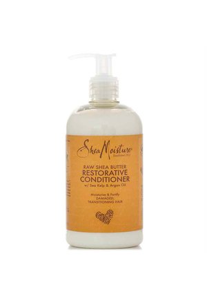 Shea Moisture Raw Shea Butter Restorative Conditioner in een pompflacon voor het hydrateren en versterken van beschadigd en in transitie zijnd haar, met zeewier en arganolie.