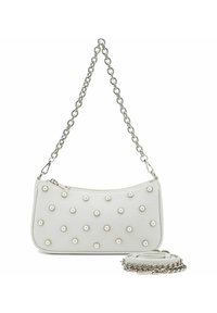 Borsa a spalla in pelle bianca con chiusura a zip, decorata con borchie tonde simili a perle. Presenta una tracolla in catena argentata e una tracolla rimovibile.