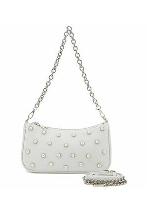 Borsa a spalla in pelle bianca con chiusura a zip, decorata con borchie tonde simili a perle. Presenta una tracolla in catena argentata e una tracolla rimovibile.