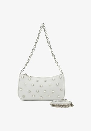 Sac à épaule en cuir blanc avec fermeture éclair, orné de rivets ronds ressemblant à des perles. Équipé d'une chaîne en argent et d'une sangle détachable.