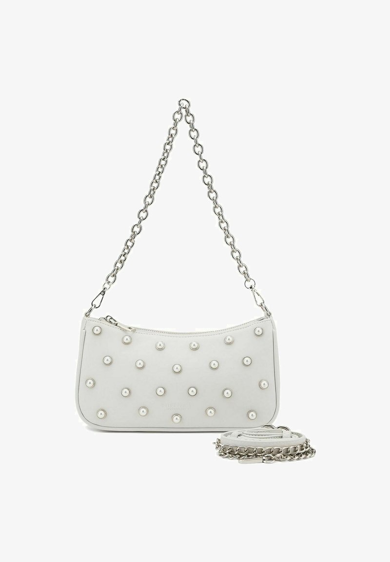 Borsa a spalla in pelle bianca con chiusura a zip, decorata con borchie tonde simili a perle. Presenta una tracolla in catena argentata e una tracolla rimovibile.