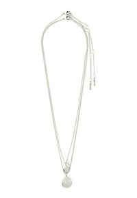 Dubbele zilveren ketting met twee pendanten, één rond met kristallen en één in de vorm van een lieveheersbeestje met een kleine parelaccent.