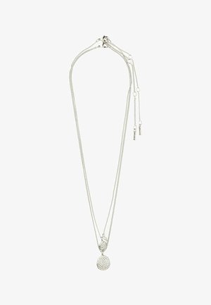 Dubbellager silverhalsband med två hängen, en rund med kristaller och en nyckelpiga-formad med en liten pärlaccent.