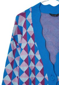 Cardigan lavorato a maglia con colletto e bottone a coste blu, caratterizzato da un motivo geometrico in diamanti rosa, azzurri e viola.