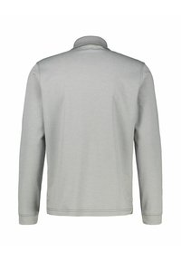 Hellgraues langärmliges Poloshirt mit Kragen, aus weichem Textil gefertigt. Verfügt über gerippte Bündchen und eine schlichte, glatte Oberfläche mit minimalen Nähten.