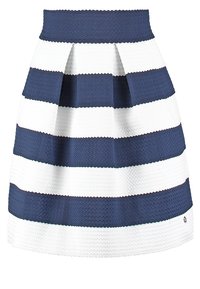 Jupe à rayures bleues et blanches en tissu texturé, avec un design plissé et une taille haute.